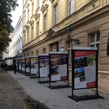 Das Projekt Digital International präsentiert sich auf einer Ausstellung